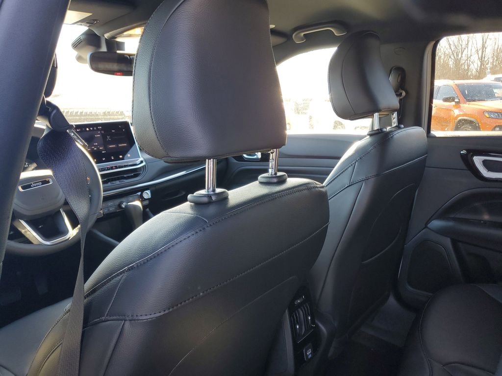 New 2026 Bright White Clearcoat Jeep Latitude image 8