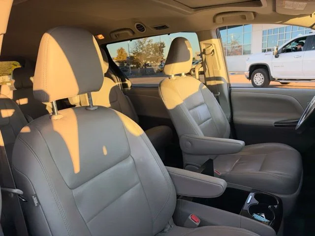 Used 2018 Silver Toyota XLE image 16
