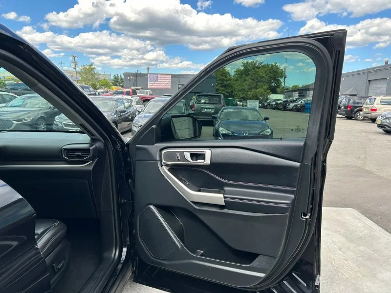 Used 2023 Black Metallic Ford XLT Sport Utility 4D image 19