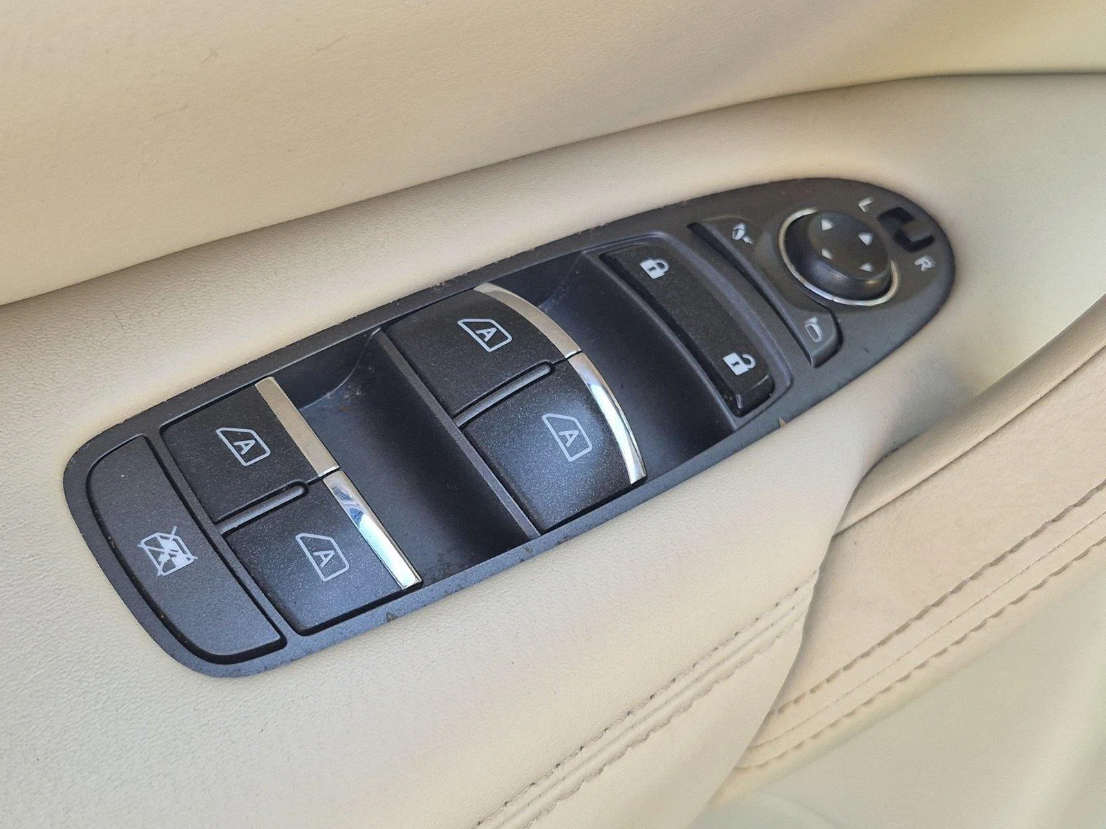 Used 2017 Majestic White INFINITI  image 15