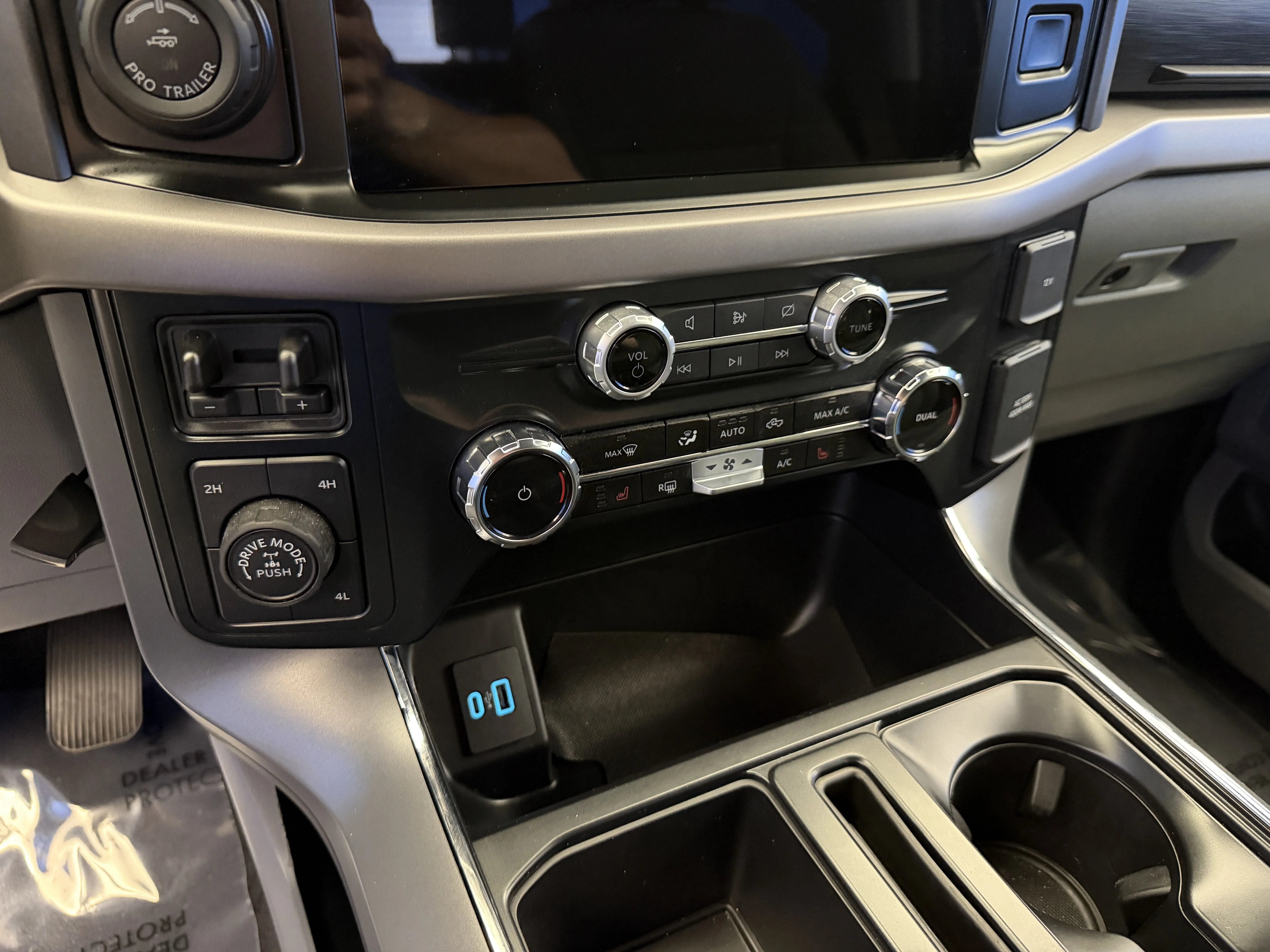 Used 2024 Atlas Blue Metallic Ford XLT image 22