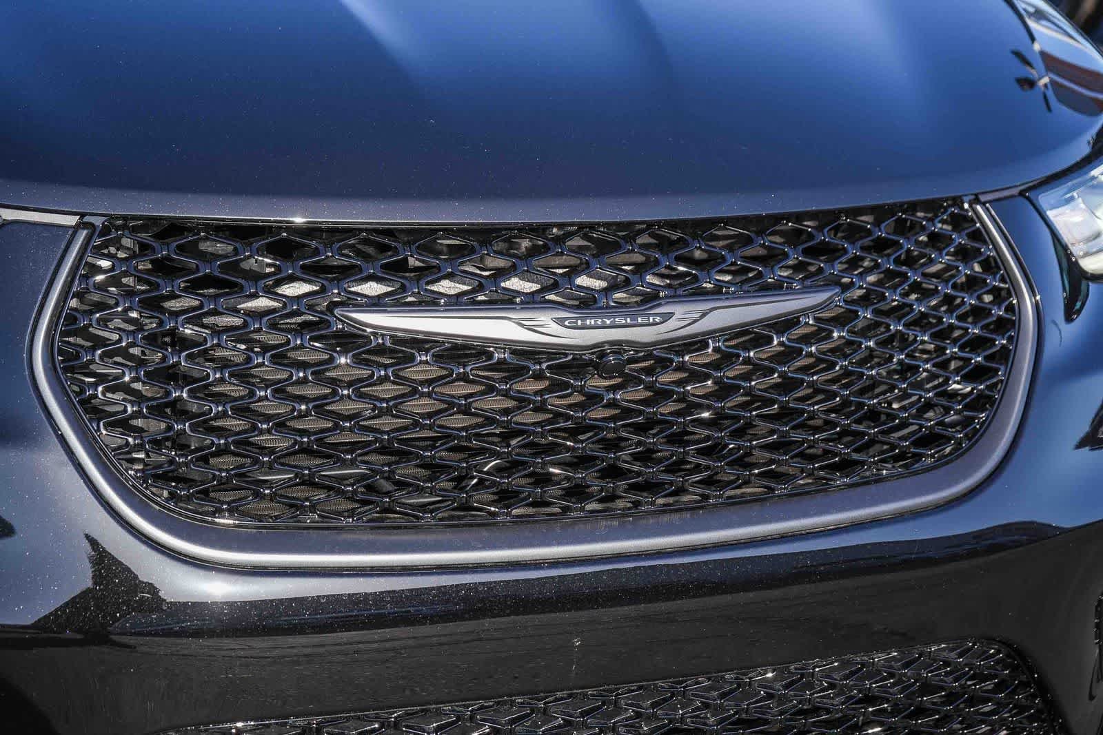 New 2026 Diamond Black Crystal Pearl-Coat Exterior Paint Chrysler Select image 5