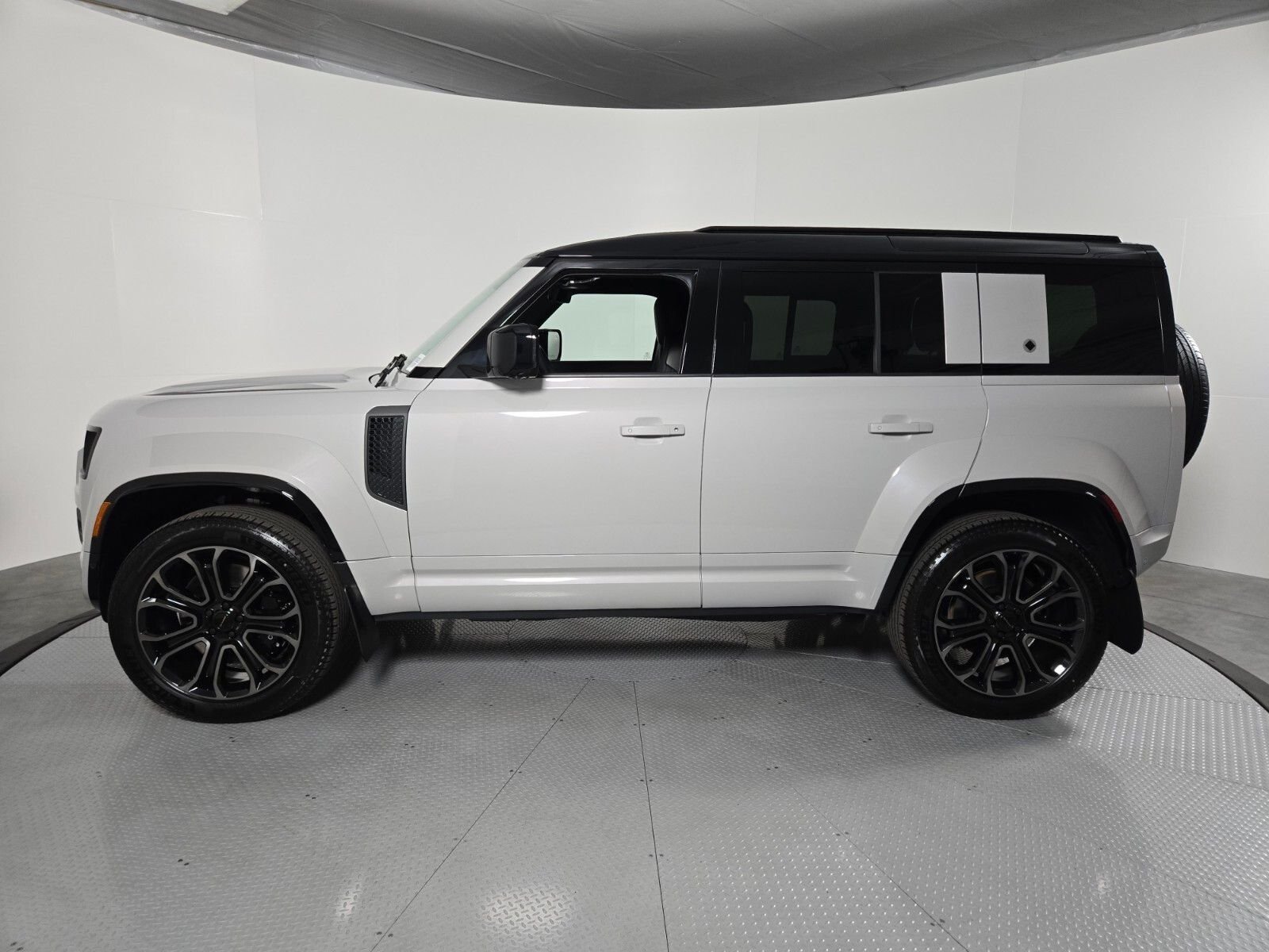 2026 Land Rover Defender OCTA - Photo 35