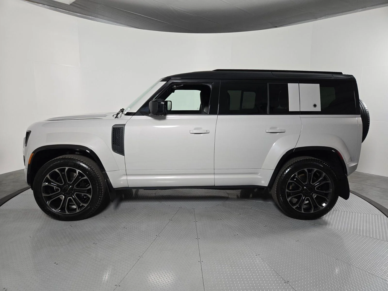 2026 Land Rover Defender OCTA - Photo 35