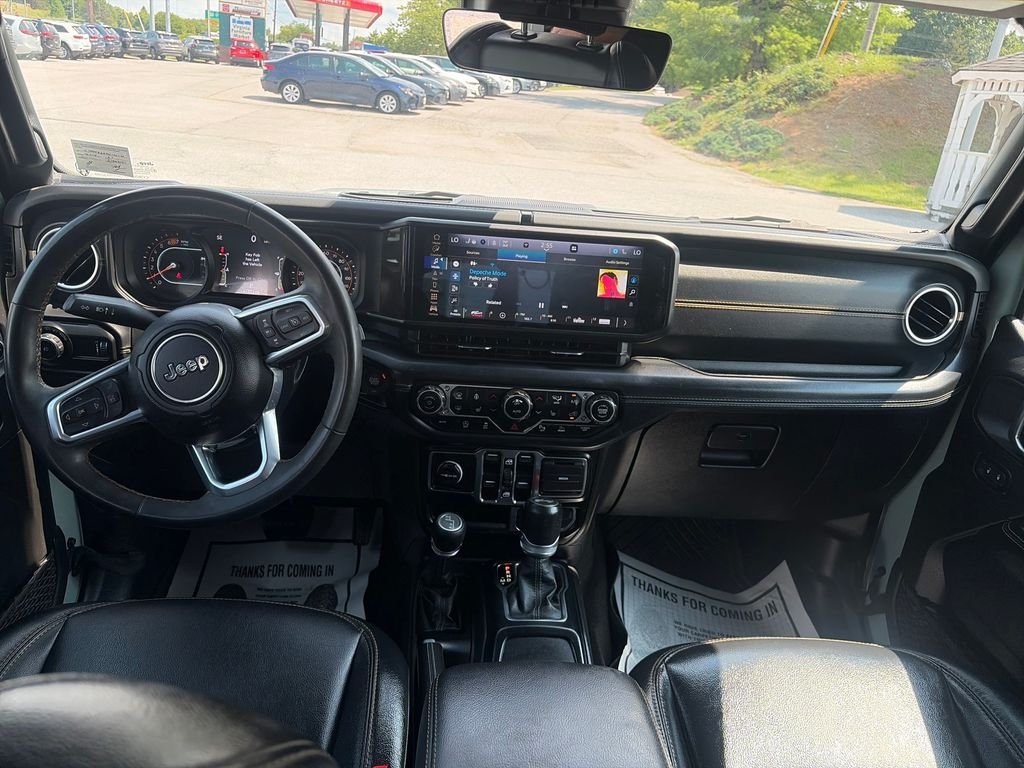 Used 2024 Earl Clearcoat Jeep Sahara image 13