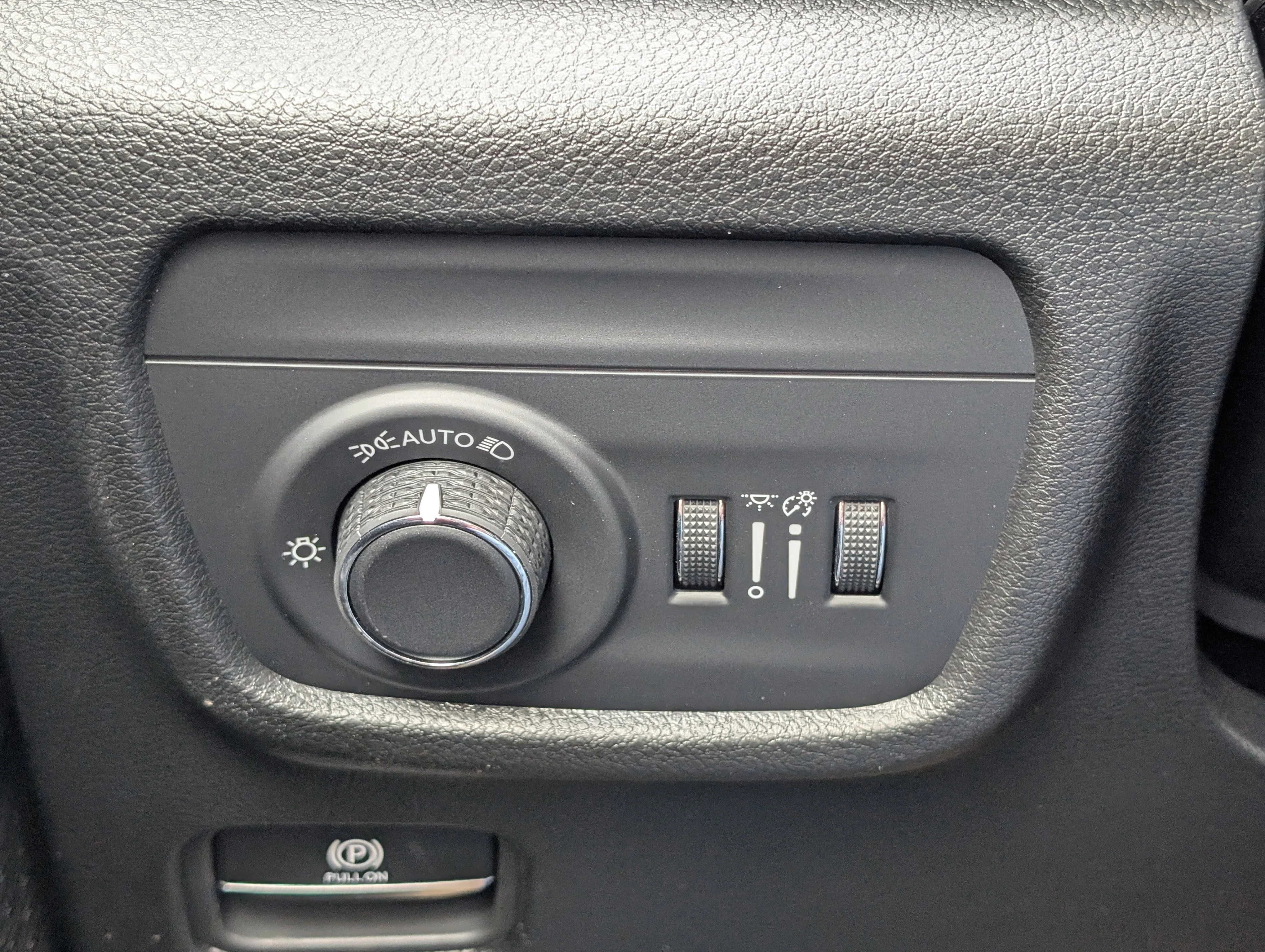 New 2025 Diamond Black Crystal Pearl Jeep Altitude image 29
