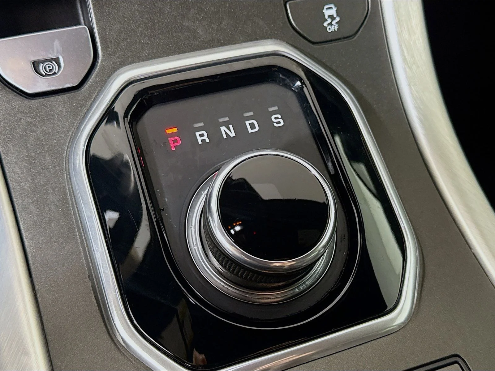 Used 2017  Land Rover SE image 16