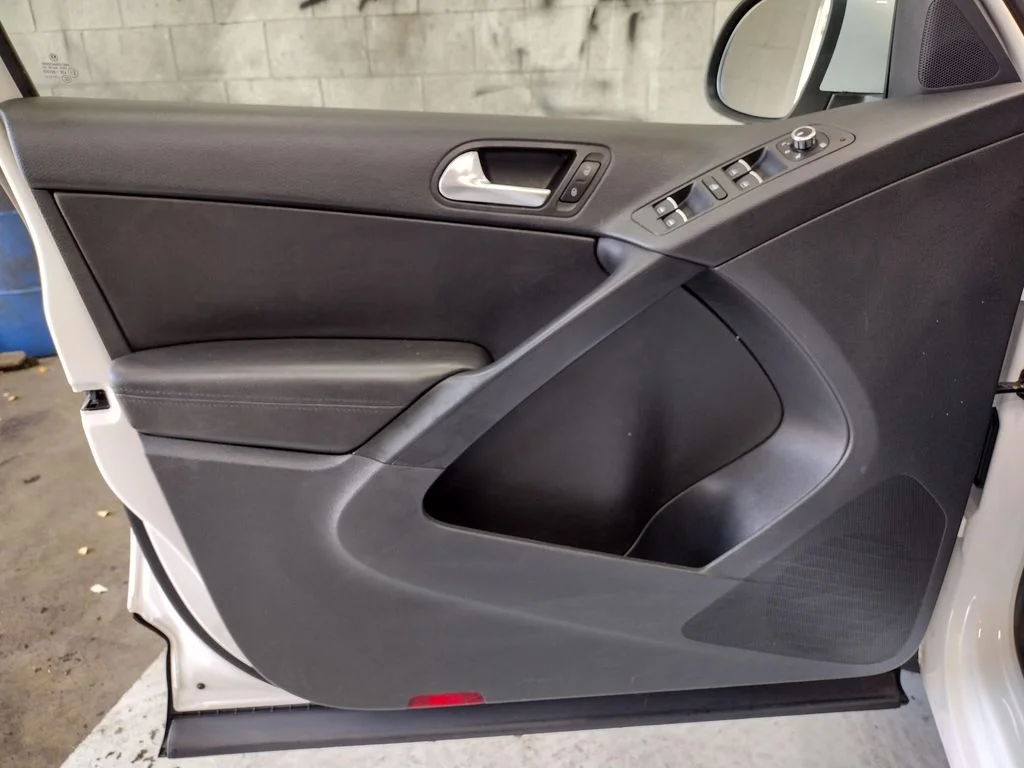 Used 2014 White Volkswagen SE image 18