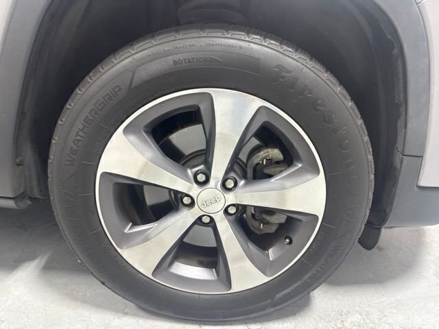 Used 2019 Silver Jeep Limited image 4