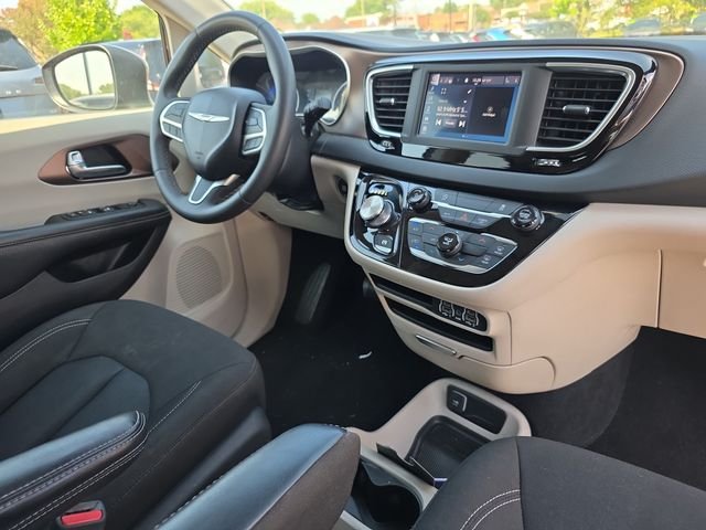 2023 Chrysler Voyager LX - Photo 17