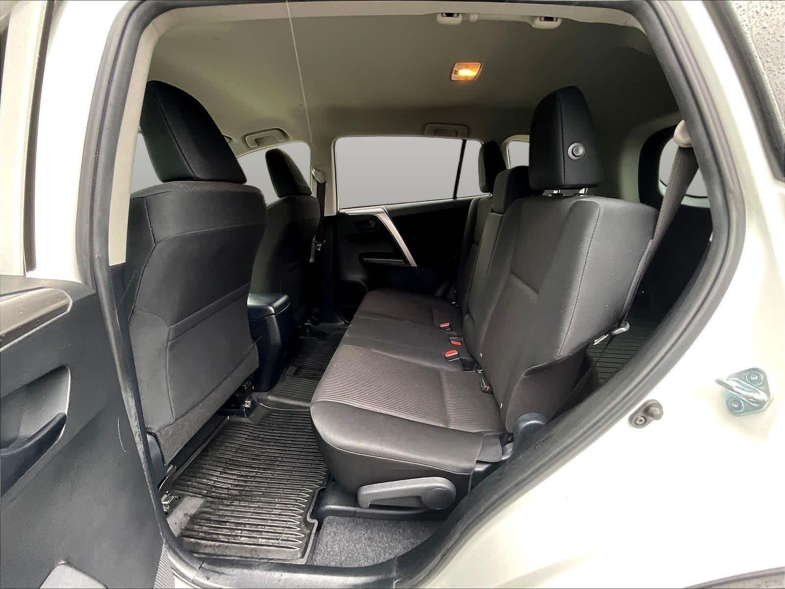 2017 Toyota RAV4 LE - Photo 23