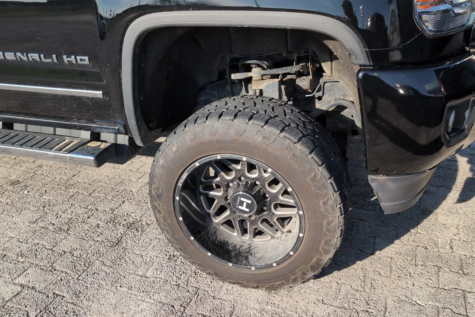 Used 2018 Onyx Black GMC Denali image 3