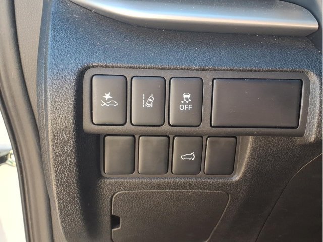 Used 2025  Mitsubishi SE image 13