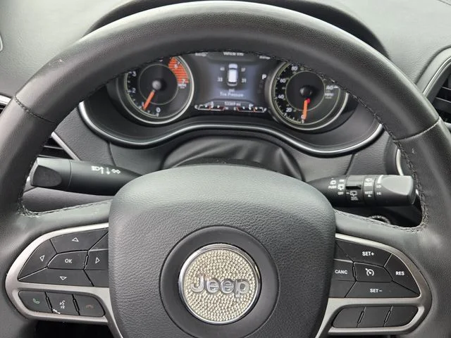 Used 2022 Gray Jeep Latitude Lux image 23