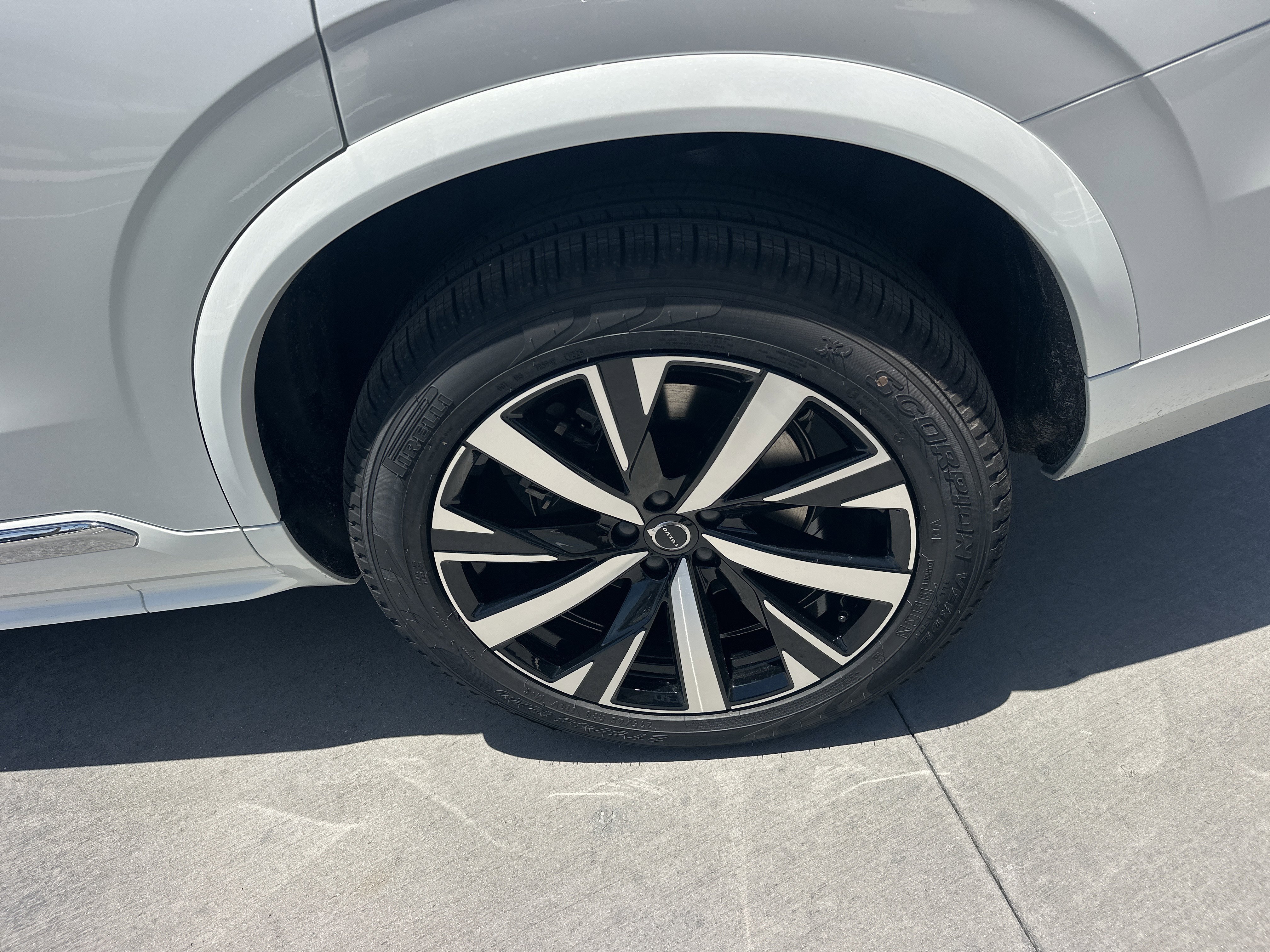 New 2026 Crystal White Volvo Core image 10