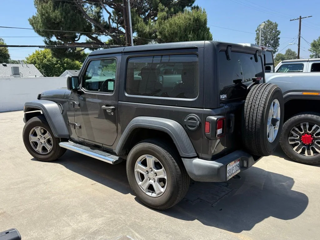 Used 2022 Gray Jeep Sport S image 4
