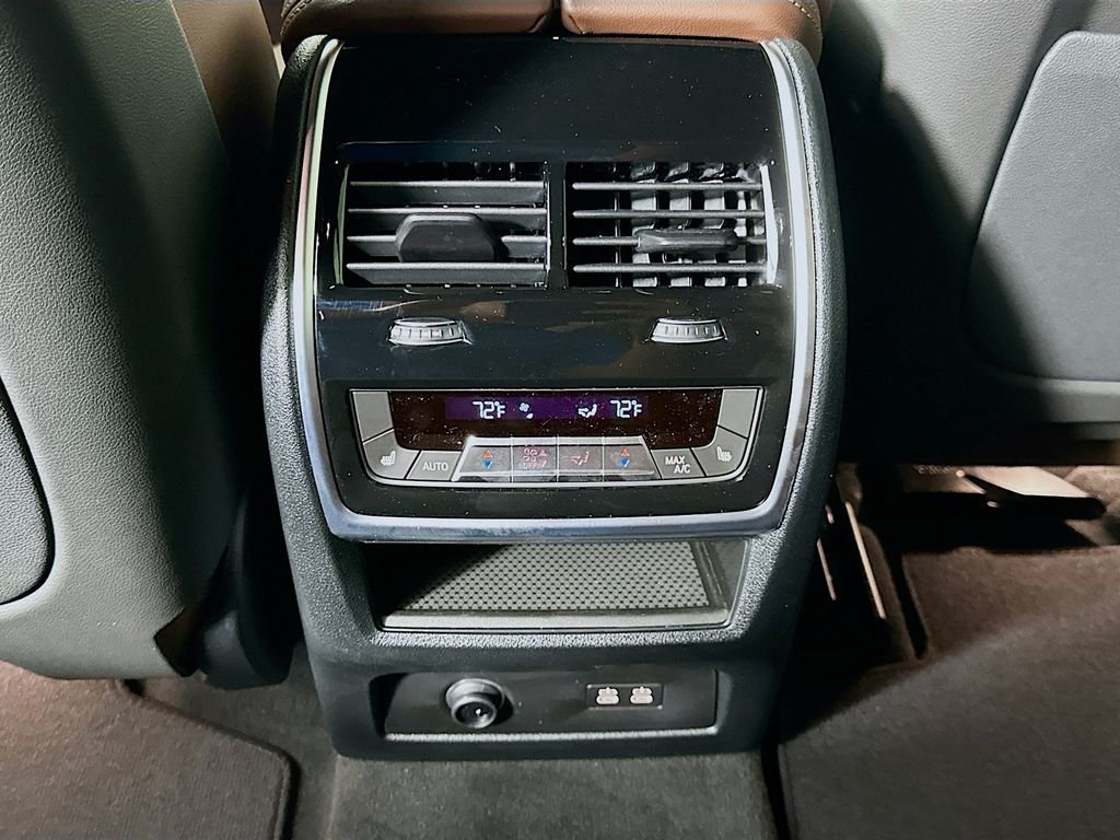 New 2026 Manhattan Green Metallic BMW xDrive40i image 18
