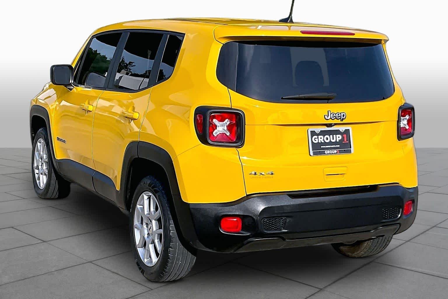 Used 2023 Solar Yellow Clearcoat Jeep Latitude image 12