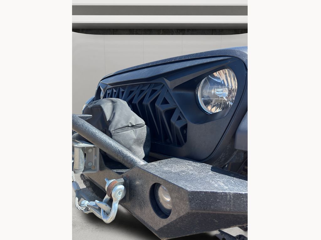Used 2020 Granite Crystal Metallic Clearcoat Jeep Sahara image 28