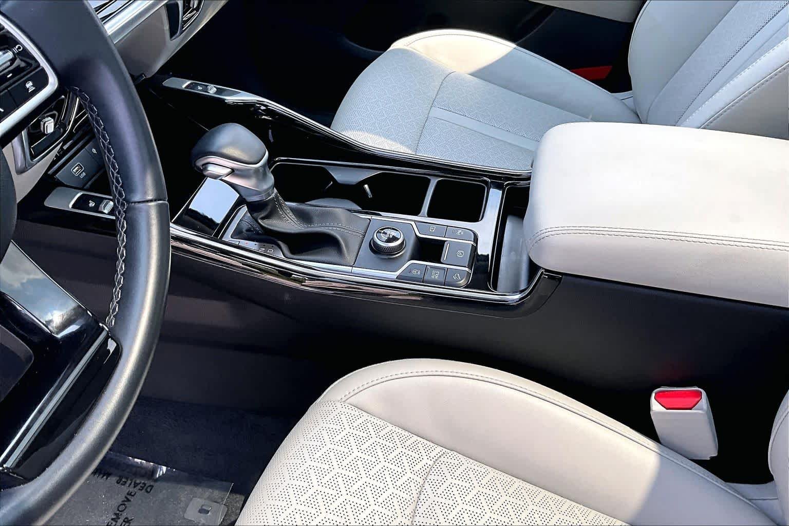 Used 2023 Glacial White Pearl Kia SX image 17