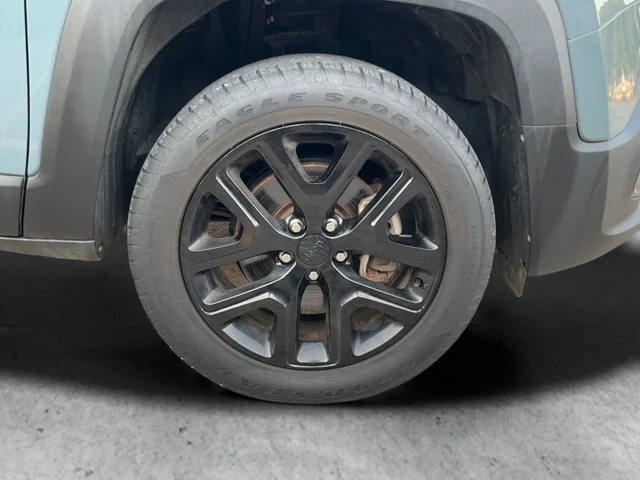 Used 2017 Gray Jeep Latitude image 27