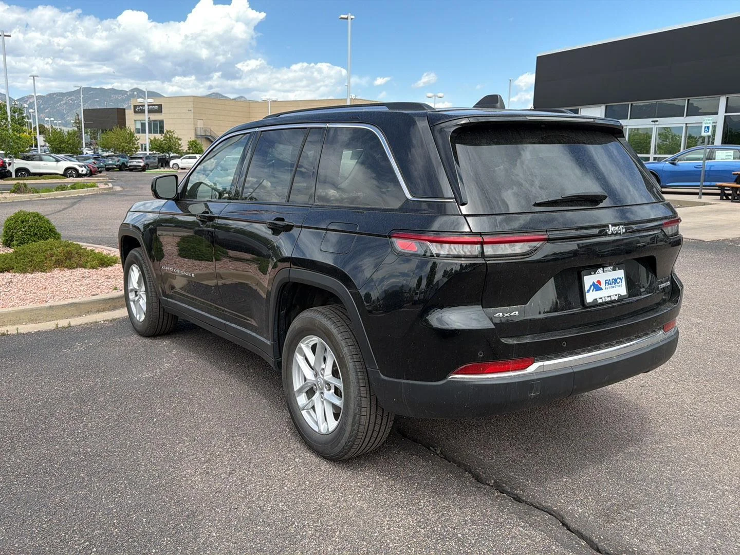 Used 2023 Diamond Black Crystal Pearlcoat Jeep Laredo image 7