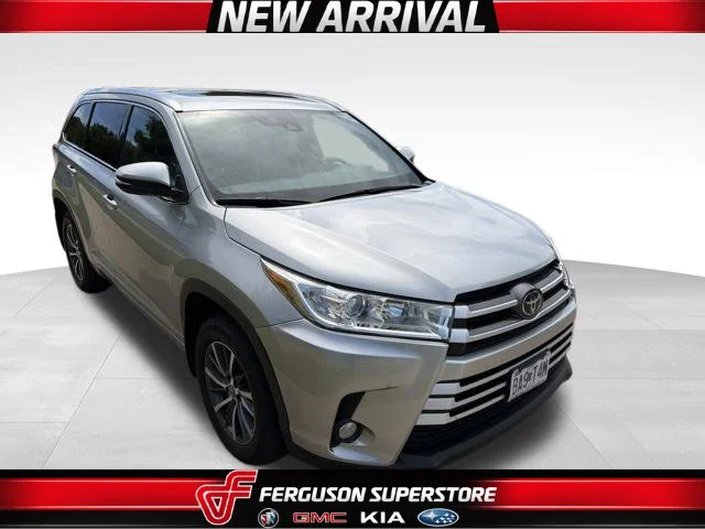 Used 2017 Silver Toyota XLE image 1