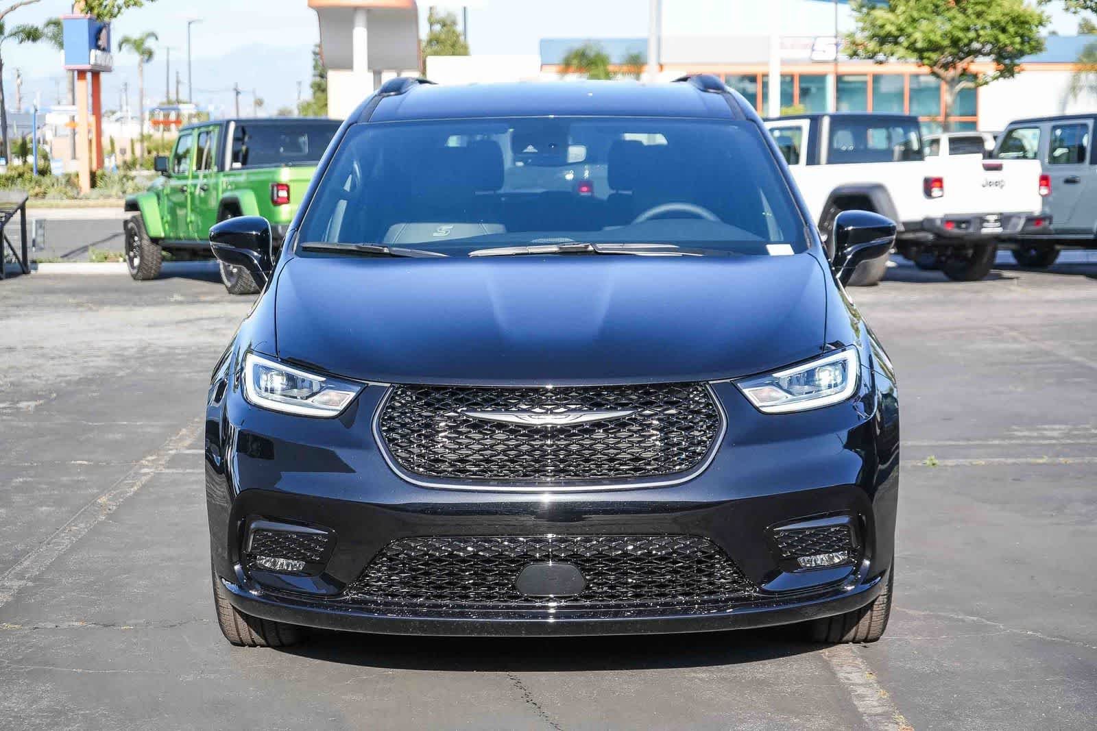 New 2026 Diamond Black Crystal Pearl-Coat Exterior Paint Chrysler Select image 2