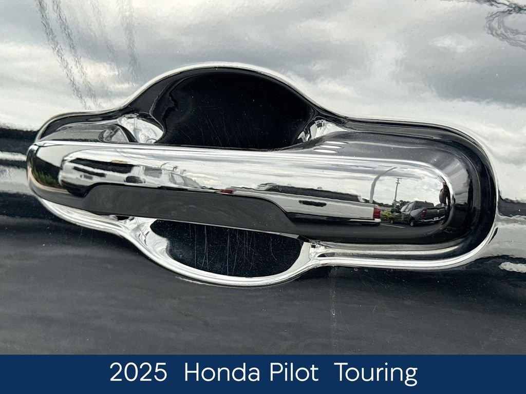 Used 2025  Honda Touring image 13