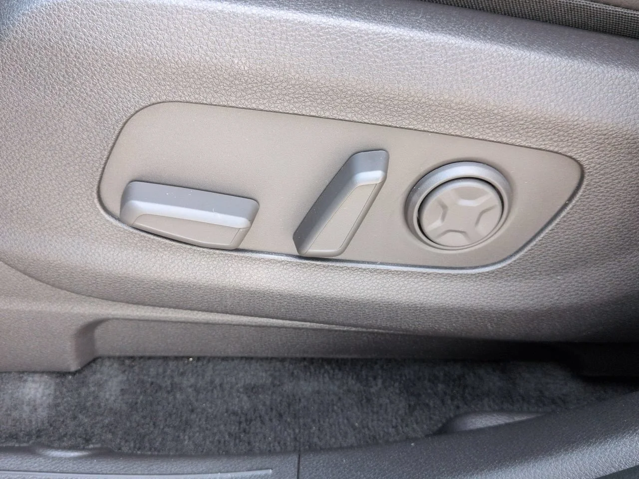 New 2026 Ceramic Silver Kia EX image 23
