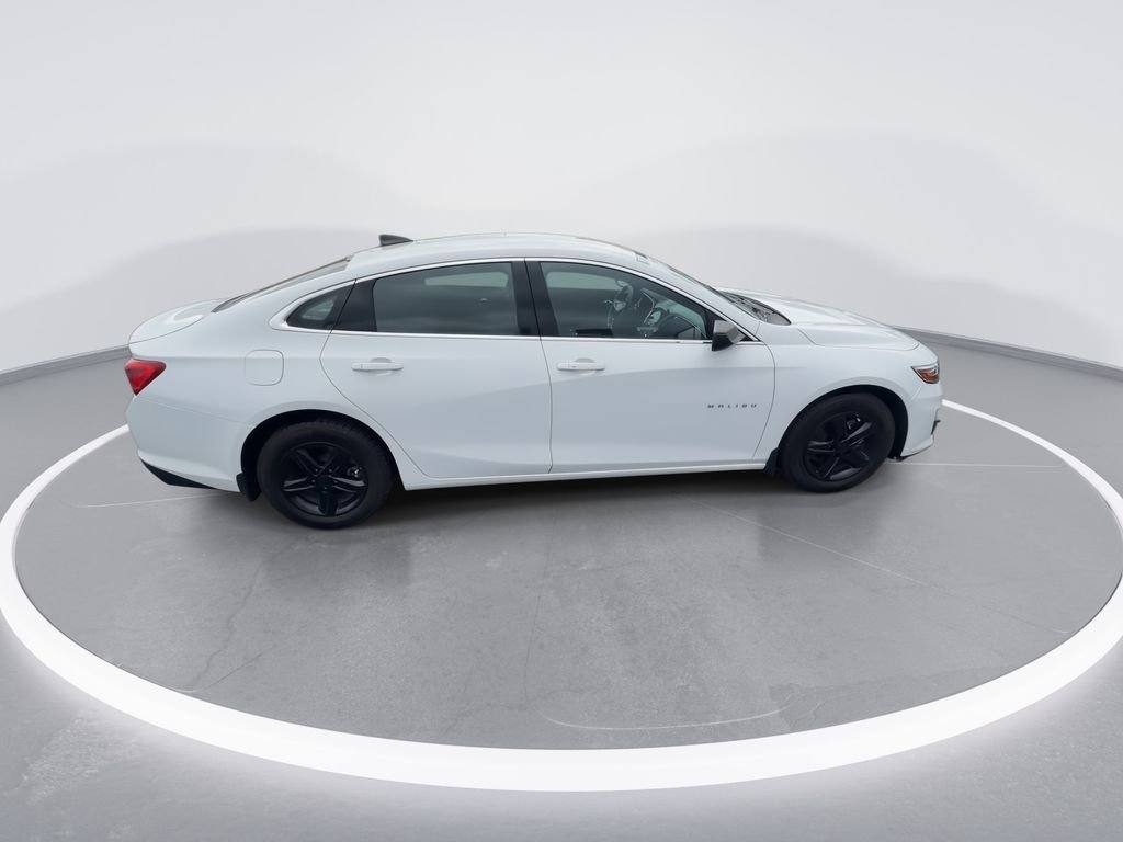Used 2022 White Chevrolet LS image 9