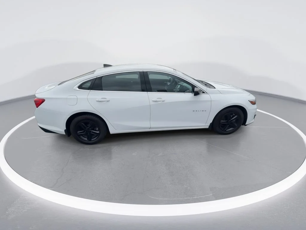 Used 2022 White Chevrolet LS image 9