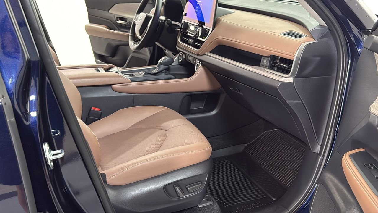 Certified Used 2025  Toyota Platinum image 19