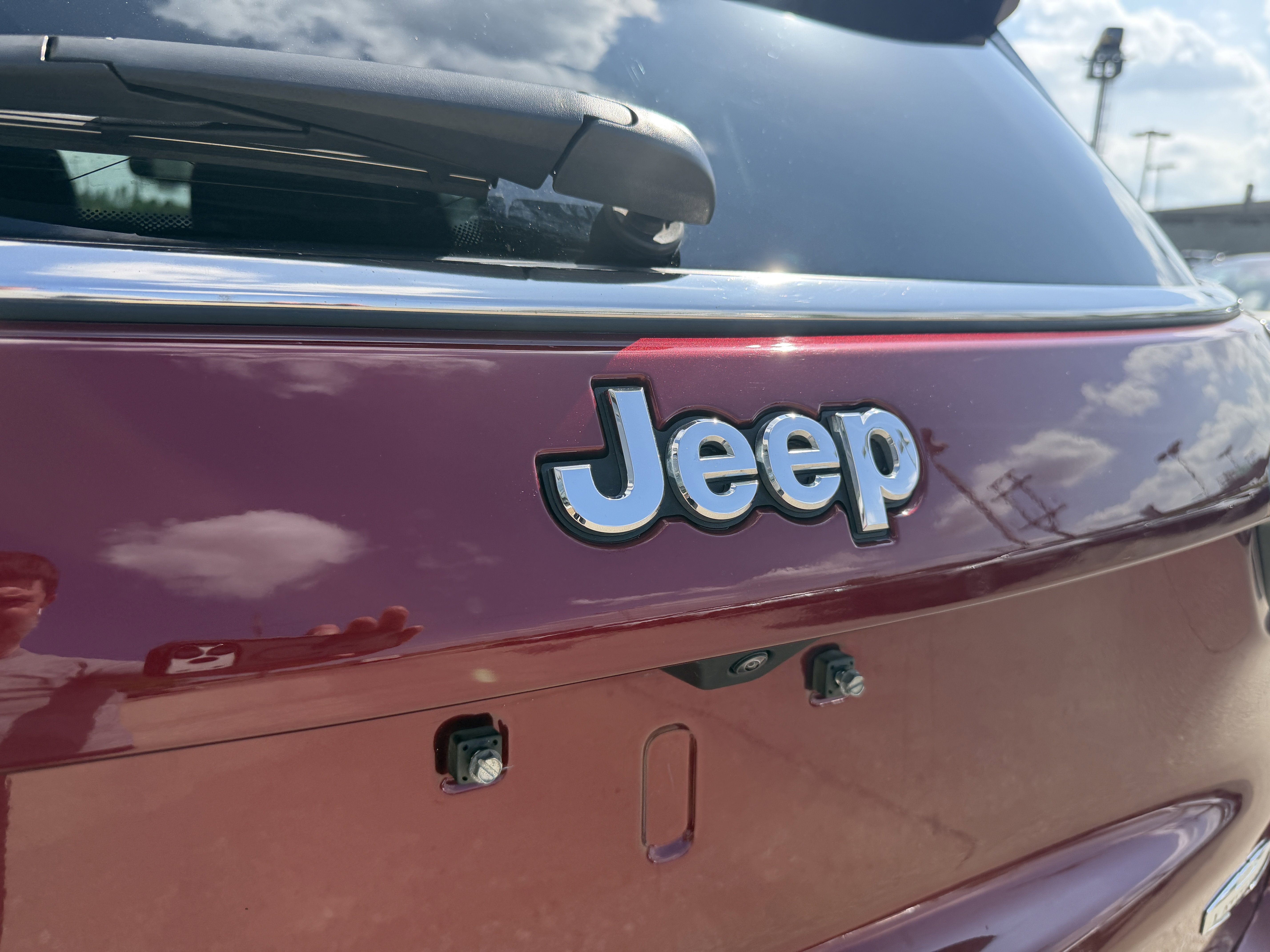 Used 2022 Velvet Red Pearlcoat Jeep Latitude Lux image 8