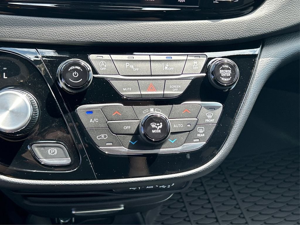 2025 Chrysler Voyager LX - Photo 31