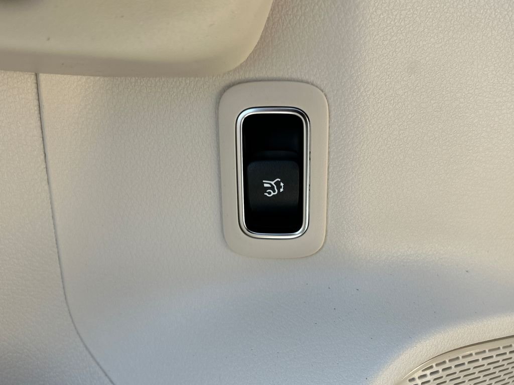 New 2026 Polar White Mercedes-Benz GLB 250 image 13