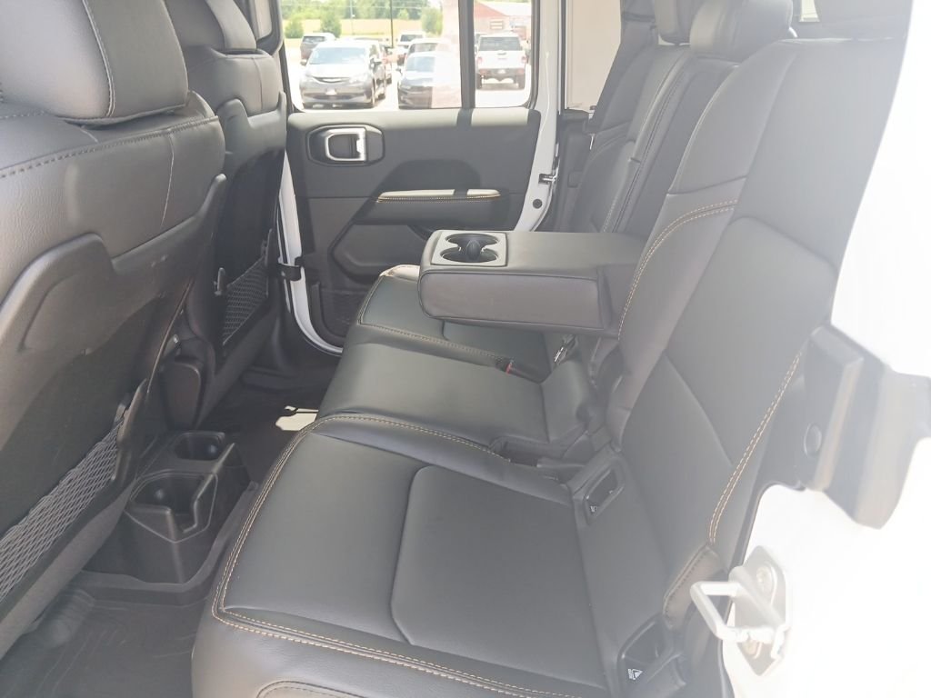 New 2026 Bright White Clear-Coat Exterior Paint Jeep Sahara image 35