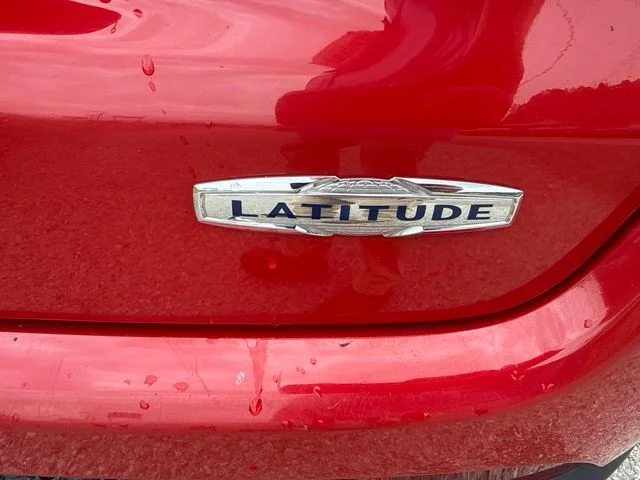 Used 2024  Jeep Latitude image 14