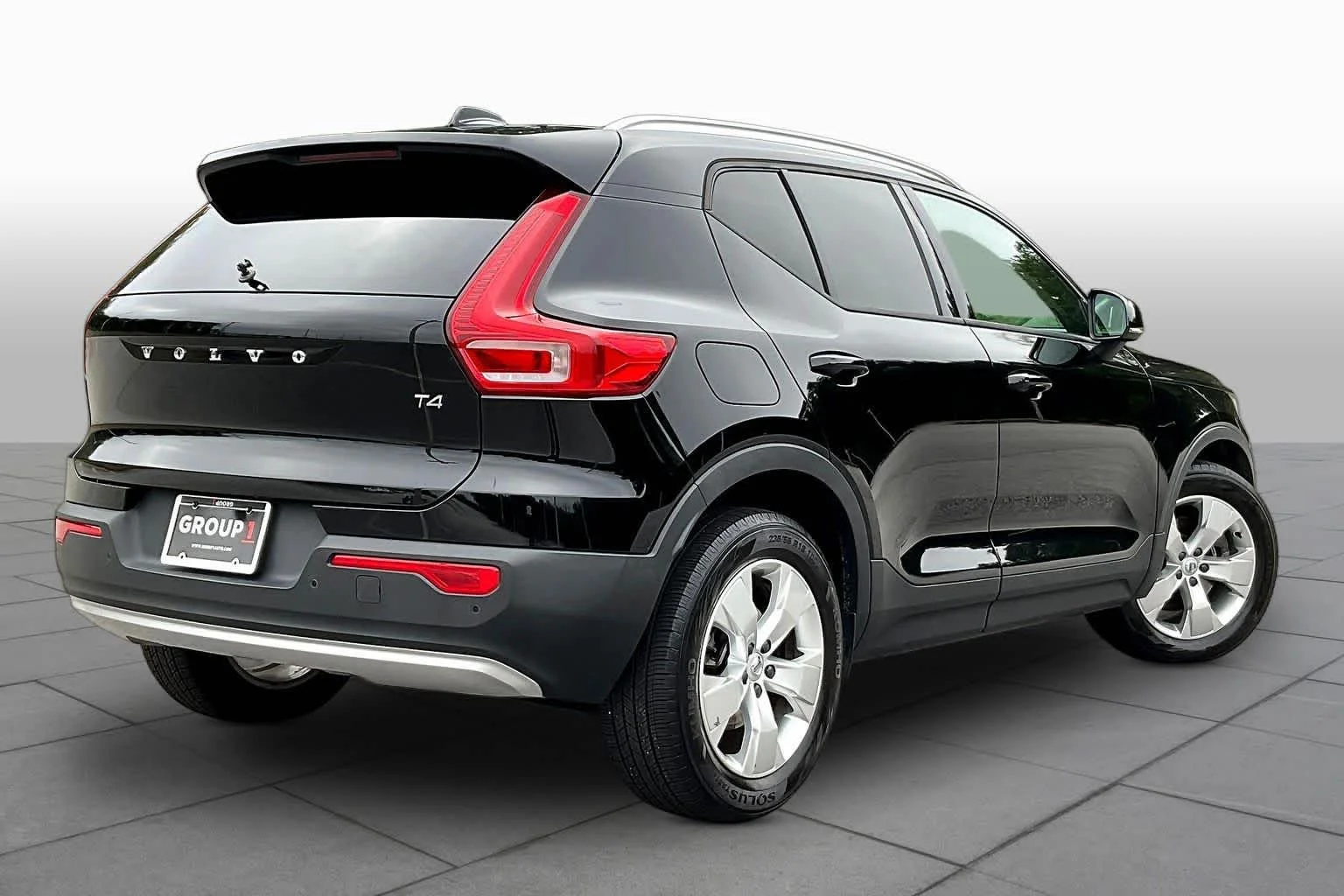 Used 2020 black Volvo Momentum image 12