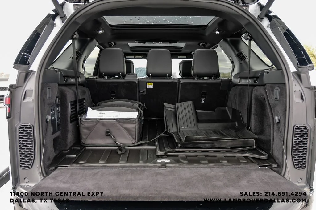 Used 2025 White Land Rover Dynamic SE image 50