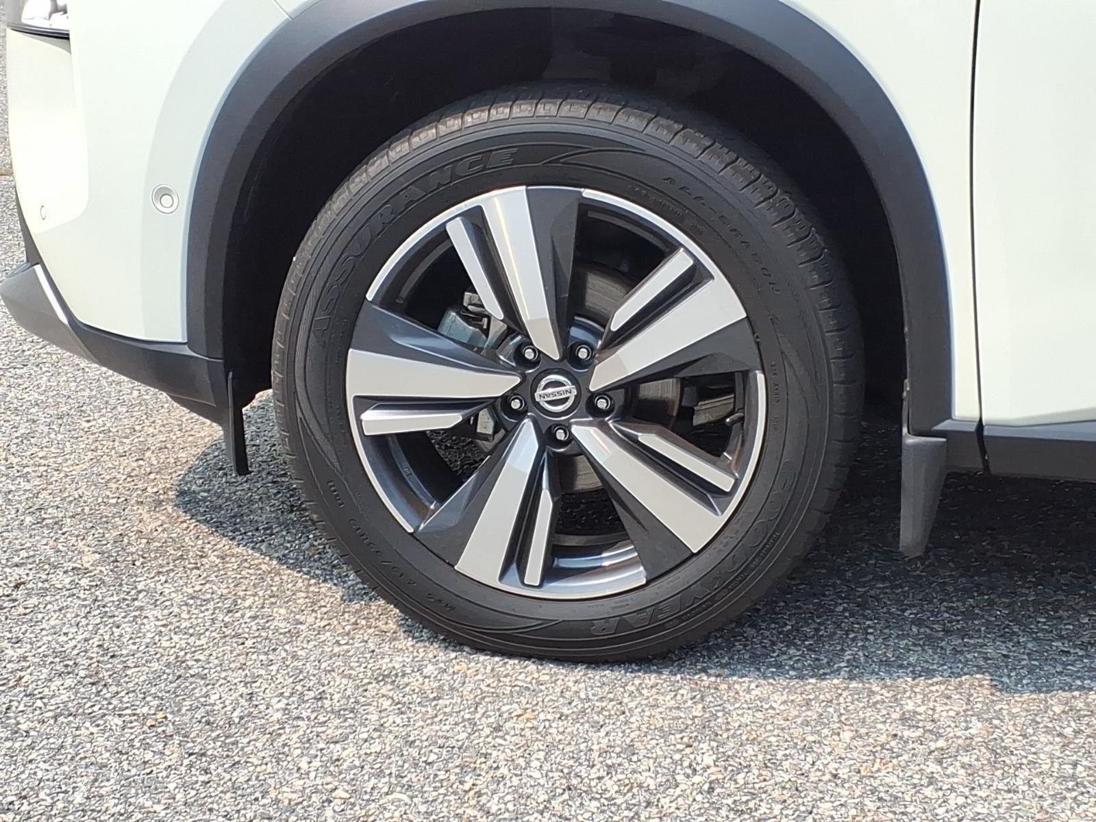 Used 2021 Pearl White Tricoat Nissan Platinum image 10