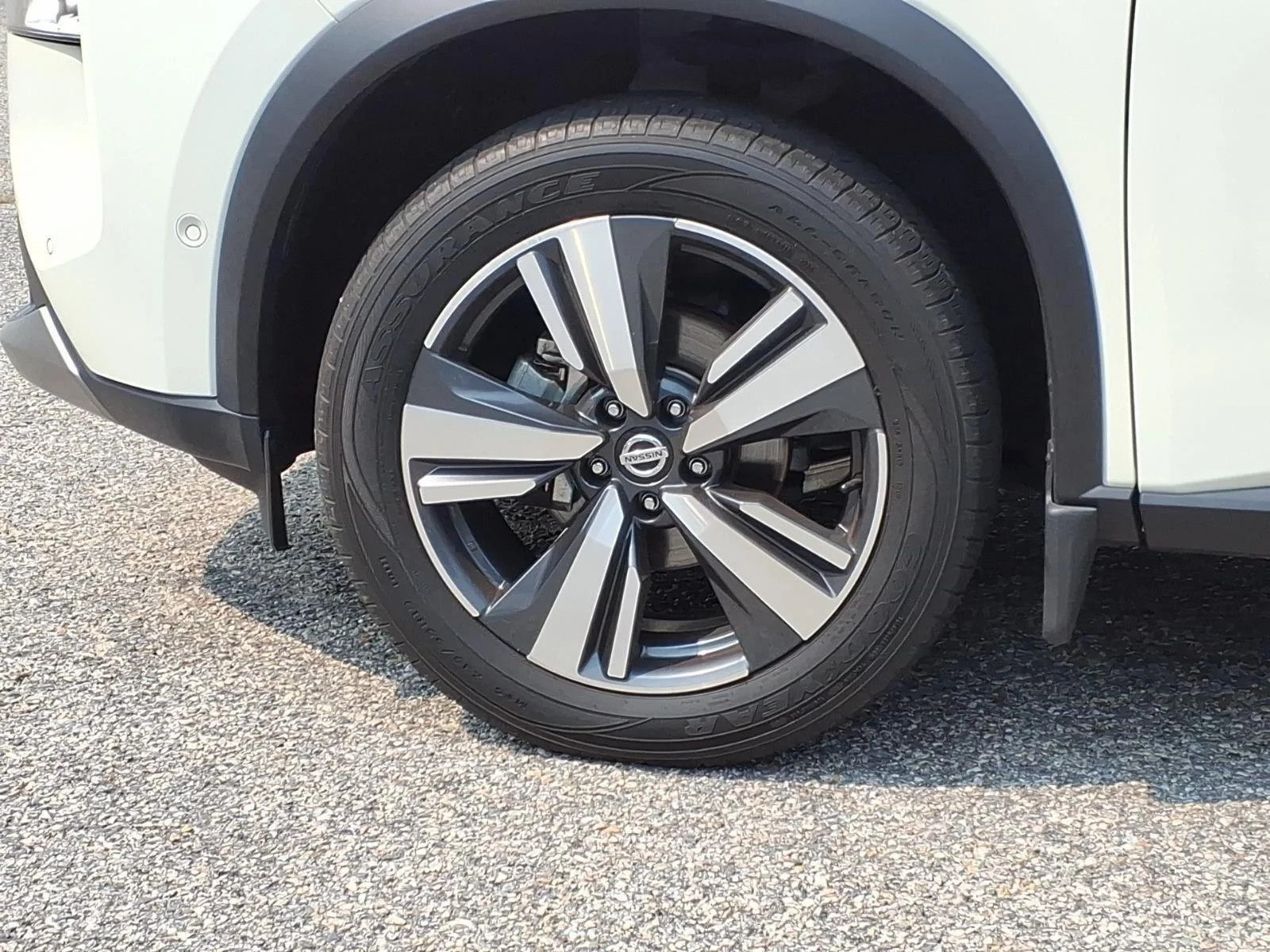 Used 2021 Pearl White Tricoat Nissan Platinum image 10