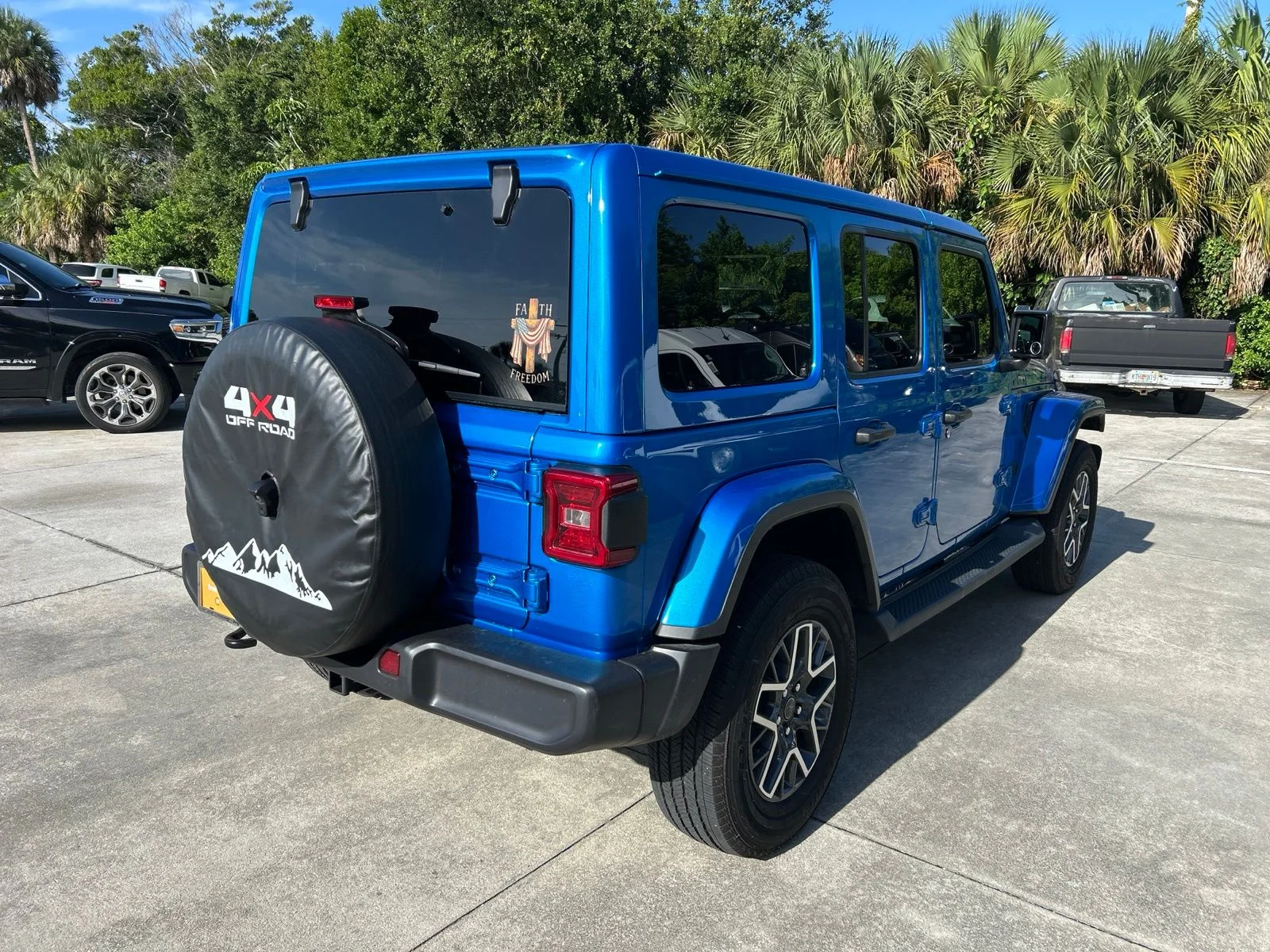 Used 2025 Blue Pearl Jeep Sahara image 5
