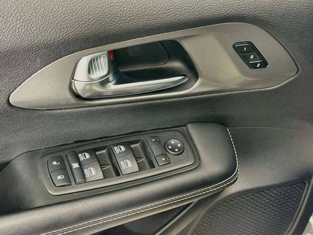 Used 2025 White Chrysler Select image 18