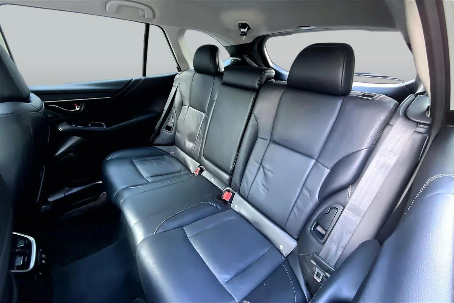 Used 2022 Crystal White Pearl Subaru Limited image 20