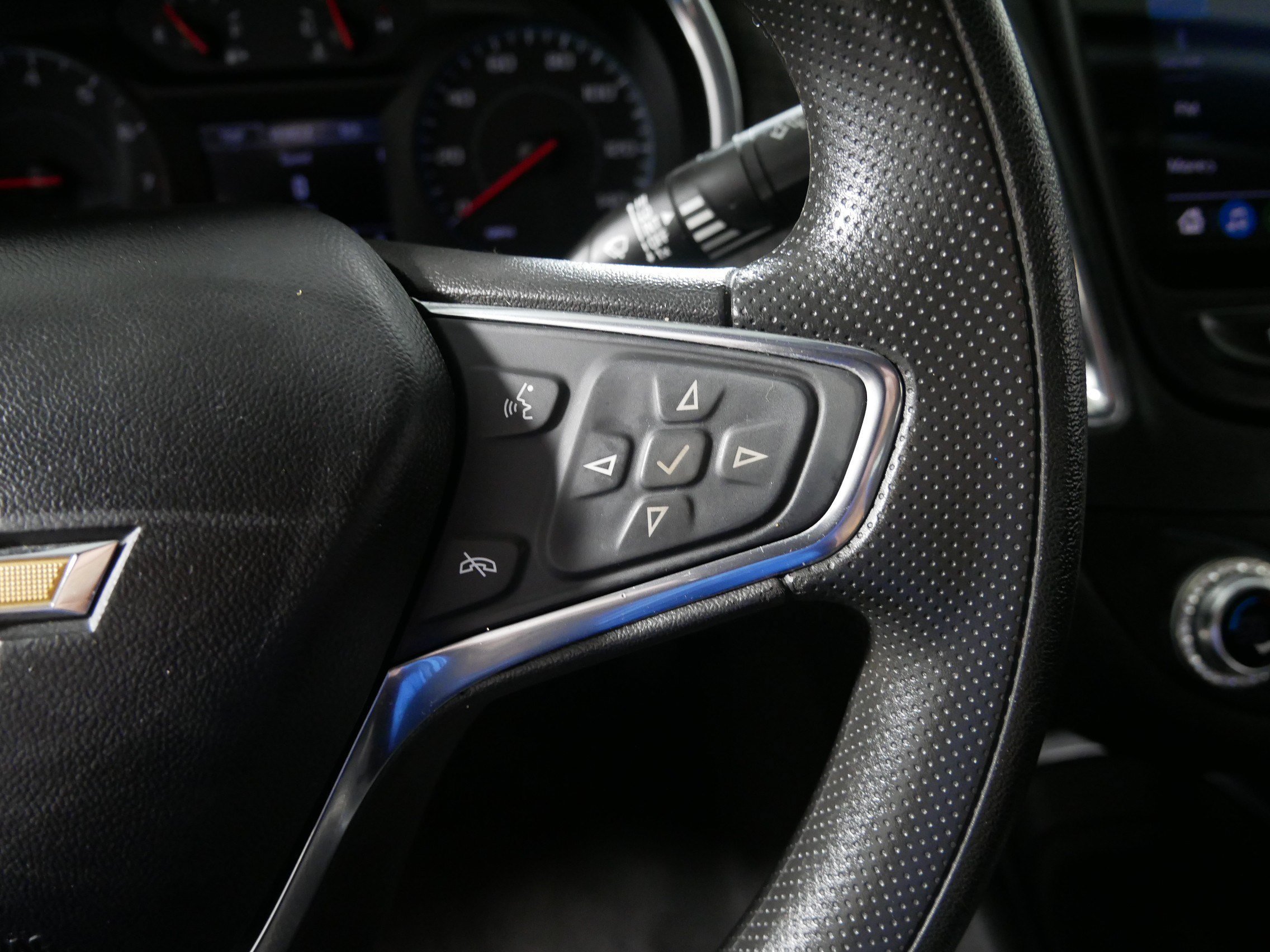 Used 2020 SUMMIT WHITE Chevrolet LT image 28