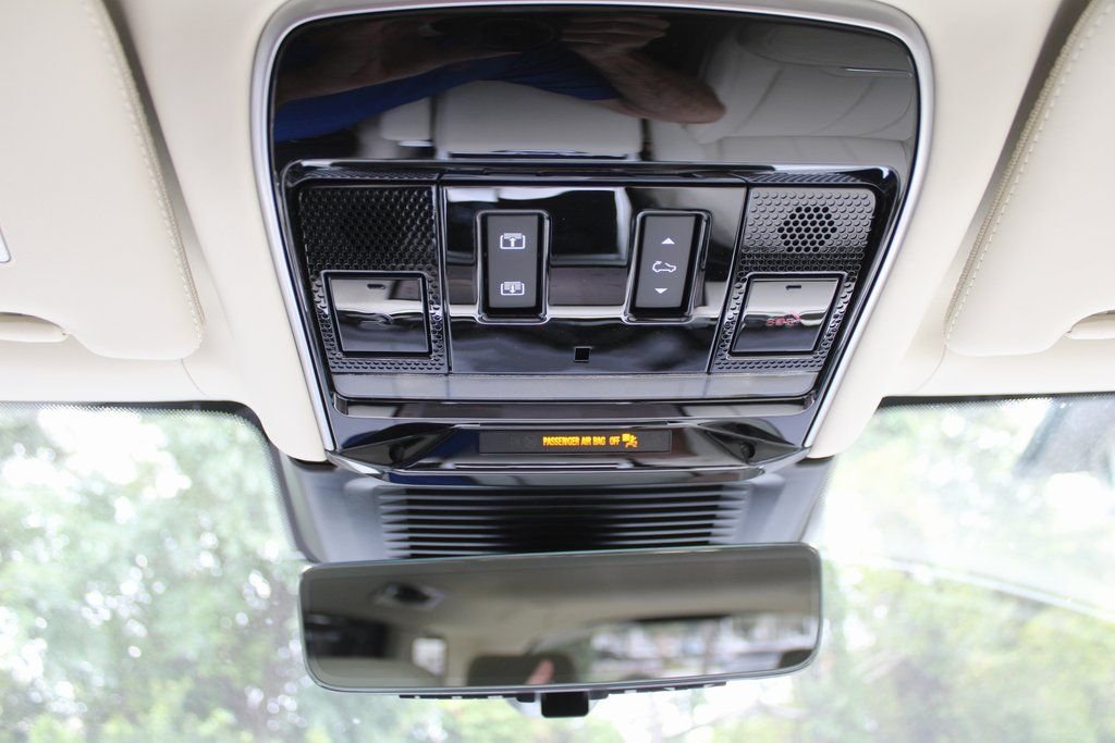Used 2024 White Land Rover SV image 53
