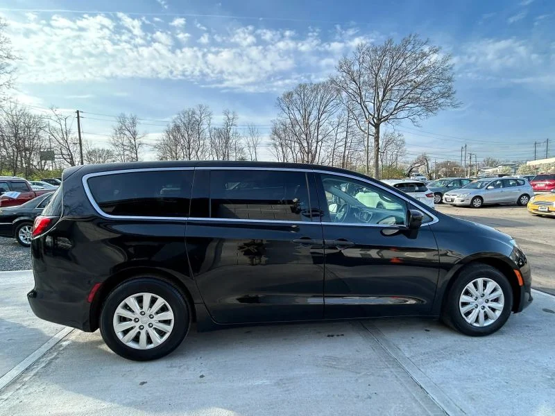 Used 2021 Black Chrysler L Minivan 4D image 15