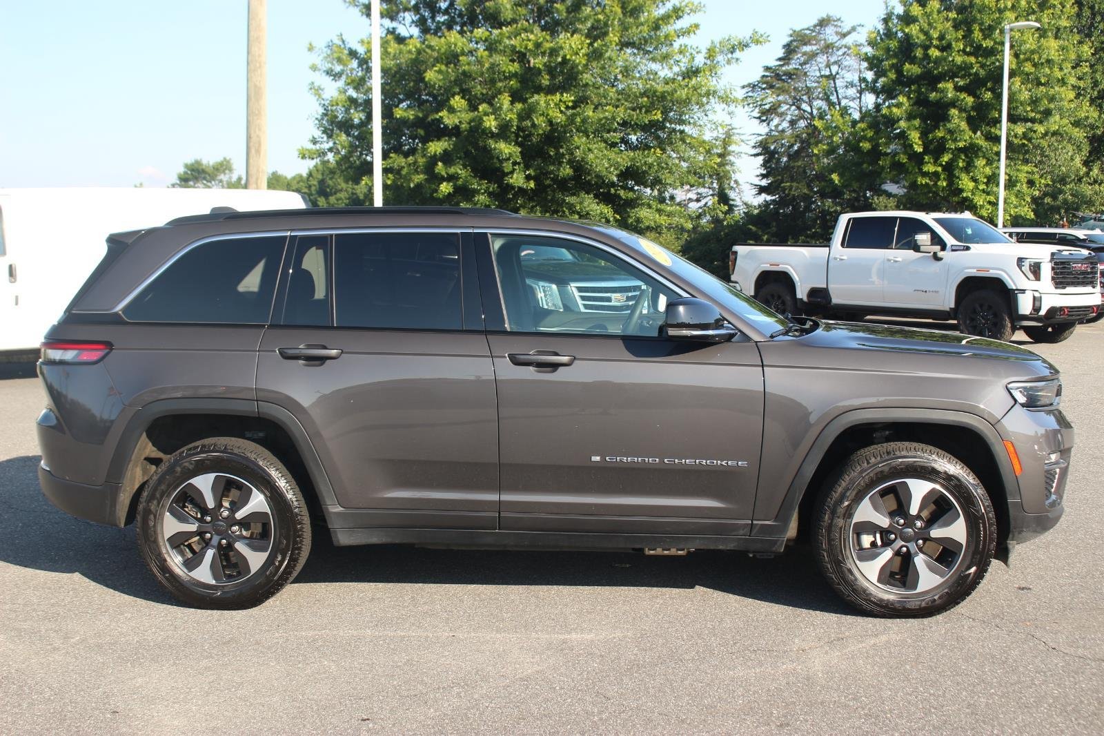 Used 2024 Grey Jeep 4x4 image 8