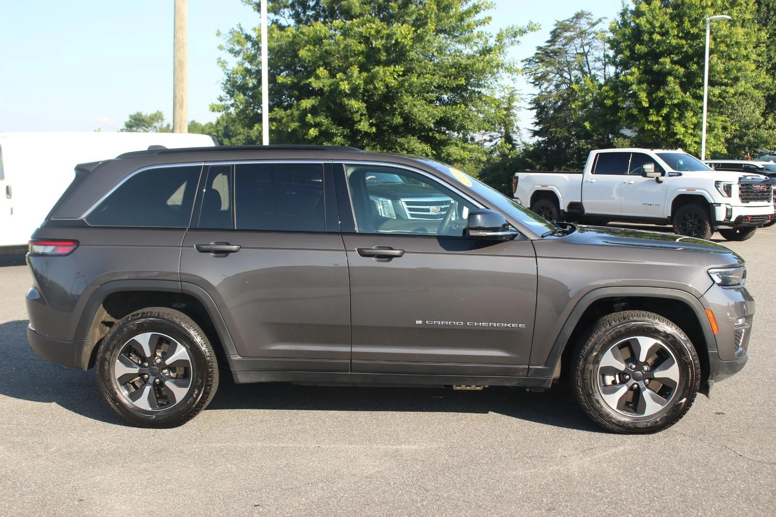 Used 2024 Grey Jeep 4x4 image 8